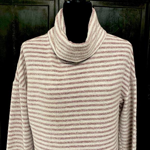 And Eawy purple/white sweater turtleneck-size Medium - Picture 4 of 10